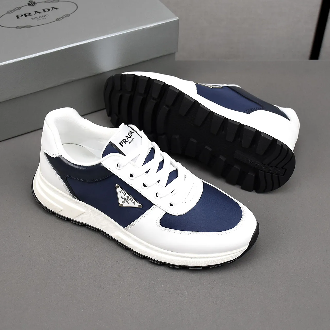 PP460👟👟👟Prada/Prada Prax men's series casual sports shoes Prax sports shoes combine style and comfort, with a unique sports design defined by exquisite materials and details. Fashionable, casual and versatile, it is decorated with an enameled triangle logo on the outside, a Prada Milano printed logo on the tongue, and a 2.5cm lightweight two-tone rubber sole for a comfortable wearing experience! Size: 38-39-40-41-42-43-44 standard leather shoe size